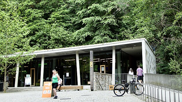 Příjemným překvapením v turisticky vytížené destinaci je zázemí areálu. Toalety i okolí jeskyní jsou čisté, nechybí lavičky ani možnosti občerstvení. U vstupu funguje bufet, ve Skalním mlýně pak restaurace s klasickou českou kuchyní