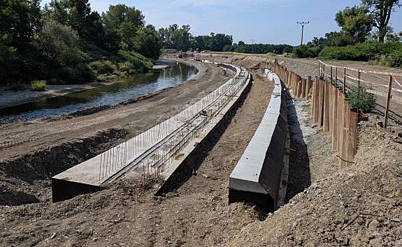 Pohled na stavbu záchytného profilu plavenin na řece Bečvě u Prosenic na Přerovsku (22. května 2026)