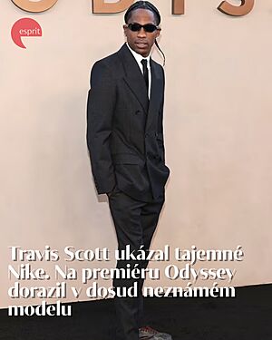 Travis Scott si v nov�m velkofilmu Christophera Nolana Odyssea zahr�l barda v prost�m oble�en�. Na newyorsk� premi��e si ale rapper na nohy obul p�r...
