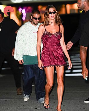 Po nap�nav�m fin�le fotbalov�ho �ampion�tu se pozornost p�esouv� k exkluzivn�m oslav�m. Hailey a Justin Bieber byli zachyceni na cest� na velkolepou...