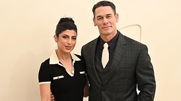 Herec a wrestler John Cena s manželkou Shay Shariatzadehovou