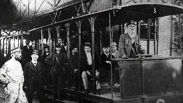 Na snímku jsou oba vozy tehdejší dráhy. Jeden vůz koupil Křižík od norimberské firmy Sigmund Schuckert. Druhý, prakticky stejný, vyrobila Ringhofferova továrna na Smíchově. Zachyceny byly v tehdejší vozovně.