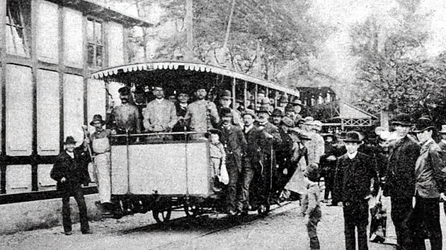 Nejstarší dochovaná fotografie ze startu nového dopravního prostředku v Praze je patrně tato z dobového tisku. Svědčí o nebývalém zájmu veřejnosti. (14. července 1891)