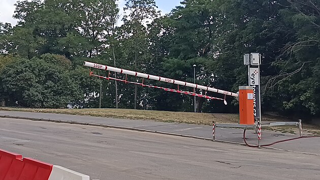 Radnice Prahy 3 nechala na příjezdovou komunikaci k památníku na Vítkově nainstalovat závoru zabraňující neoprávněnému vjezdu. (28. července 2029)