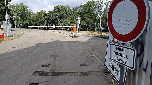 Radnice Prahy 3 nechala na příjezdovou komunikaci k památníku na Vítkově nainstalovat závoru zabraňující neoprávněnému vjezdu. (28. července 2029)