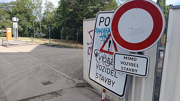 Radnice Prahy 3 nechala na příjezdovou komunikaci k památníku na Vítkově nainstalovat závoru zabraňující neoprávněnému vjezdu. (28. července 2029)