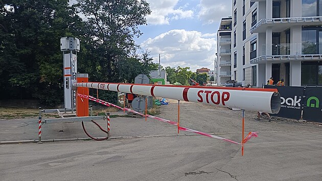 Radnice Prahy 3 nechala na příjezdovou komunikaci k památníku na Vítkově nainstalovat závoru zabraňující neoprávněnému vjezdu. (28. července 2029)