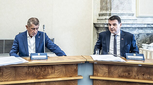 Premiér Andrej Babiš a ministr zahraničí Petr Macinka na jednání vlády. (20. července 2026)