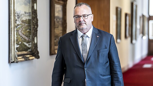 Ministr dopravy Ivan Bednárik přichází na jednání vlády. (20. července 2026)