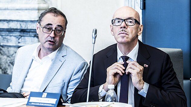 Ministr sportu Boris Šťastný a ministr kultury Oto Klempíř na jednání vlády. (20. července 2026)