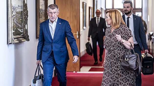 Premiér Andrej Babiš a ministryně financí Alena Schillerová přichází na jednání vlády. (20. července 2026)