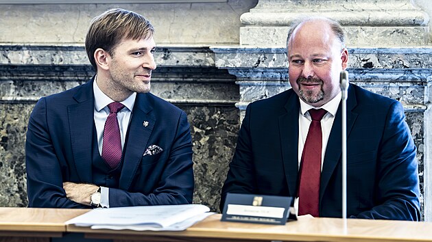 Ministr zdravotnictví Adam Vojtěch a ministr spravedlnosti Jeroným Tejc na jednání vlády. (20. července 2026)