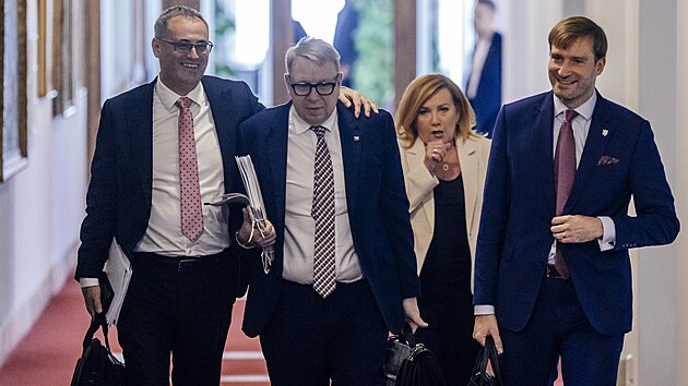 Vláda mimo jiné projedná návrh novely nařízení vlády o obsahových náplních jednotlivých živností. Na snímku ministr sportu Boris Šťastný, ministr práce Aleš Juchelka, ministryně financí Alena Schillerová a ministr zdravotnictví Adam Vojtěch. (27. července 2026)