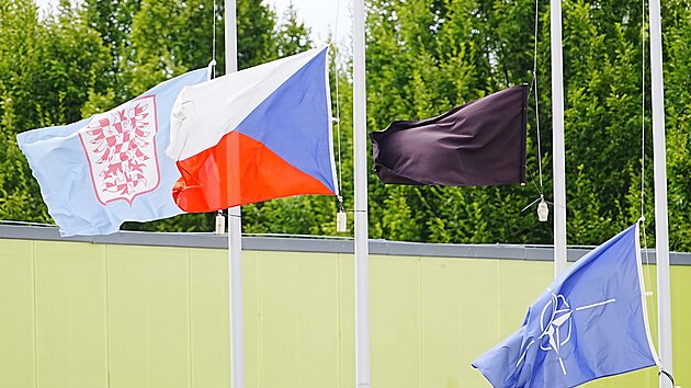 Černá vlajka visí na 22. základně vrtulníkového letectva, kde se zřítil vrtulník Venom s pěti vojáky na palubě. (23. července 2026)