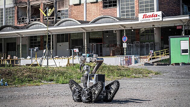 Dákově ovládaný robot Pyrotechnické služby PČR využila policie při kontrole ohořelé 34. budovy v baťovském areálu ve Zlíně. (23. července 2026)