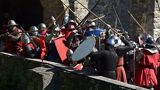 Hukvaldsk&aacute; bitva nab&iacute;dla souboje, při kter&yacute;ch poř&aacute;dně řinčely zbraně mnoha druhů. I přes velk&eacute; &uacute;sil&iacute; dobyvatelů nakonec hrad odolal a zdej&scaron;&iacute; ryt&iacute;ři pam&aacute;tku ubr&aacute;nili. (25. července 2026)