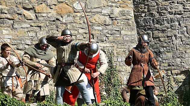 Hukvaldsk&aacute; bitva nab&iacute;dla souboje, při kter&yacute;ch poř&aacute;dně řinčely zbraně mnoha druhů. I přes velk&eacute; &uacute;sil&iacute; dobyvatelů nakonec hrad odolal a zdej&scaron;&iacute; ryt&iacute;ři pam&aacute;tku ubr&aacute;nili. (25. července 2026)
