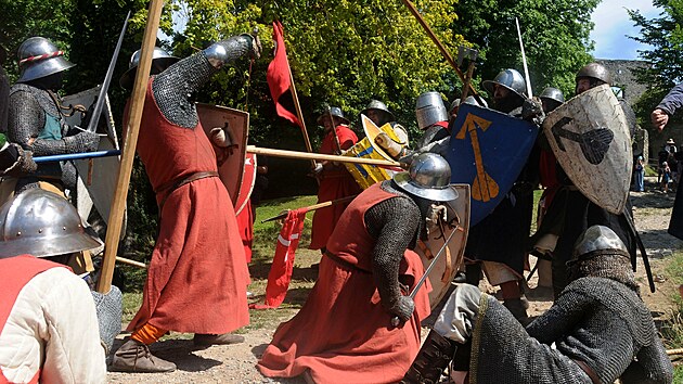 Hukvaldsk&aacute; bitva nab&iacute;dla souboje, při kter&yacute;ch poř&aacute;dně řinčely zbraně mnoha druhů. I přes velk&eacute; &uacute;sil&iacute; dobyvatelů nakonec hrad odolal a zdej&scaron;&iacute; ryt&iacute;ři pam&aacute;tku ubr&aacute;nili. (25. července 2026)