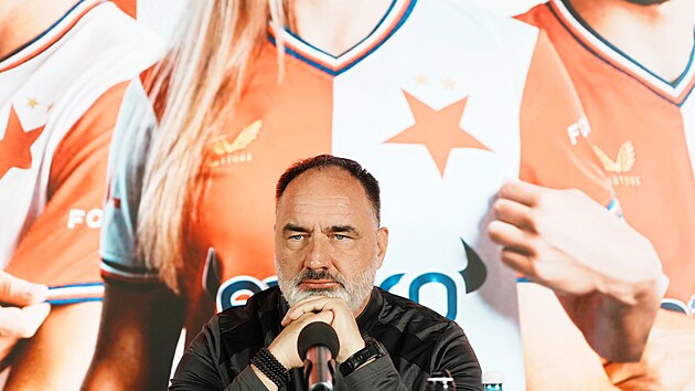 Trenér Jindřich Trpišovský na předsezonní tiskové konferenci Slavie.