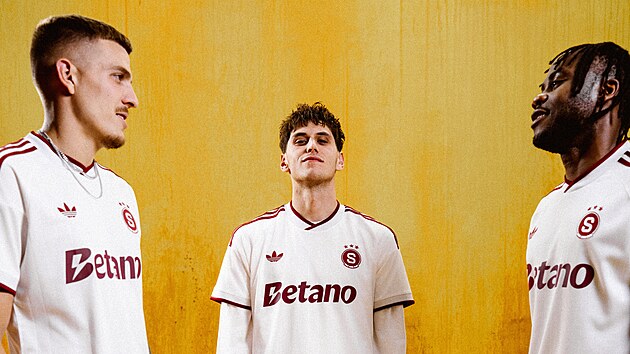 Sparťanští fotbalisté během focení nových venkovních dresů.