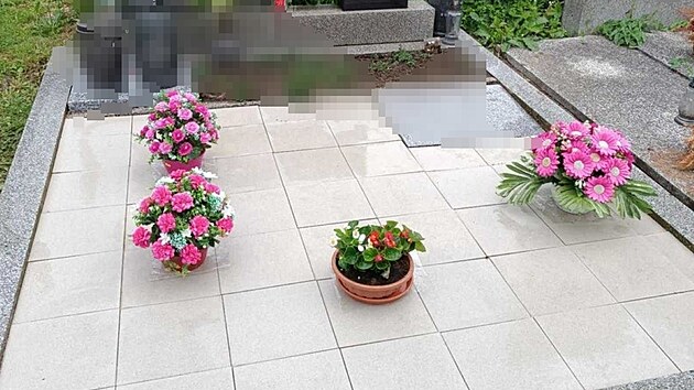 Rodinný dvojhrob na jihlavském Ústředním hřbitově ještě předtím, než ho neznámý pachatel rozebral a ukradl z něj keramickou dlažbu.