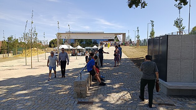Nový společenský dům v Hrotovicích a jeho okolí v den slavnostního otevření. Součástí projektu je i park s amfiteátrem. (25. července 2026)