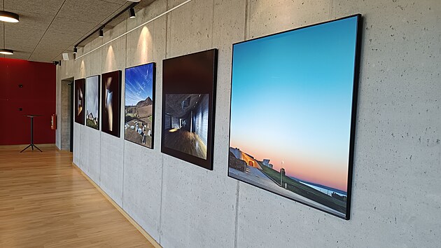 Moderní interiér nabízí i prostor pro výstavy. Stěna z pohledového betonu slouží jako galerie pro velkoformátové fotografie. (25. července 2026)