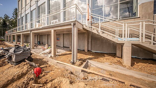 Nov&aacute; venkovn&iacute; terasa a bezbari&eacute;rov&yacute; př&iacute;stup vznikaj&iacute; u kryt&eacute;ho baz&eacute;nu na ulici Evžena Ro&scaron;ick&eacute;ho. Pr&aacute;ce na modernizaci are&aacute;lu se ch&yacute;l&iacute; ke konci.