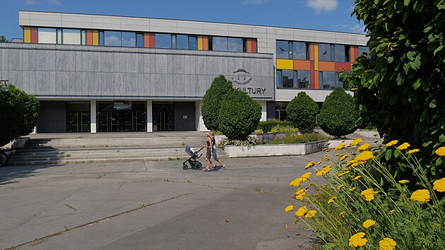 Z prostranstv&iacute; před čeln&iacute; č&aacute;st&iacute; objektu zmiz&iacute; asfalt pln&yacute; nerovnost&iacute; a trhlin. Nahrad&iacute; jej dlažba.