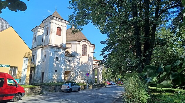 Park u autobusového nádraží a kaple Panny Marie Sedmibolestné v Pelhřimově projde proměnou. (22. července 2026)