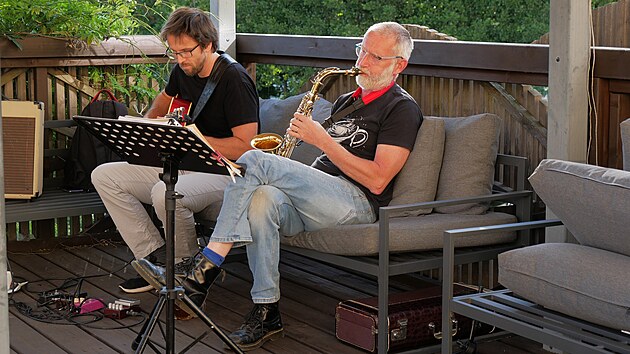 Buskers tour odstartovala na břehu řeky S&aacute;zavy, kde zahr&aacute;li publiku Ladislav V&yacute;mola (vlevo) a Petr Venkrbec.