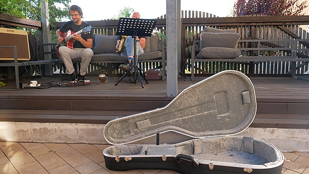 Buskers tour odstartovala na břehu řeky S&aacute;zavy, kde zahr&aacute;li publiku Ladislav V&yacute;mola (vlevo) a Petr Venkrbec.