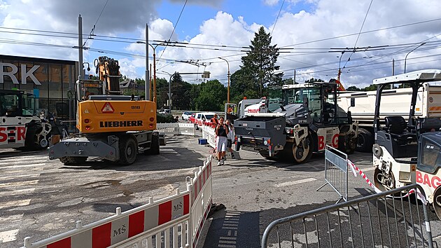 Uzavřená je v Jihlavě aktuálně kvůli opravě silnice i křižovatka u obchodního domu City park. (24. července 2026)