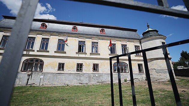 Pro zviditelnění zámku i projektu jeho obnovy zde pořádá městys od loňského prosince návštěvnické prohlídky.