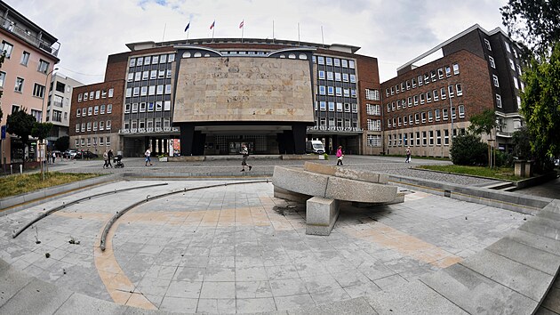 Nefunkční fontána na Lidickém náměstí v Ústí nad Labem. V pozadí budova magistrátu. (22. července 2026)