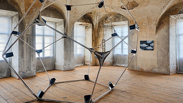 Polina Khatsenka, Resonant Shelter, multikan&aacute;lov&aacute; instalace &ndash; reproduktory ottosonics, aluminiov&aacute; konstrukce, &bdquo;Dodekaotto&ldquo; (TamLab).