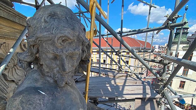 Lešení by ze Sloupu Nejsvětější Trojice mělo zmizet dřív. (24. července 2026)