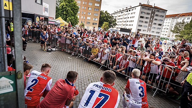 Děkovačka slávistů před uzavřeným Edenem.