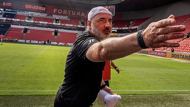 Trenér Slavie Jindřích Trpišovský se podepisuje dětským fanouškům v Edenu.