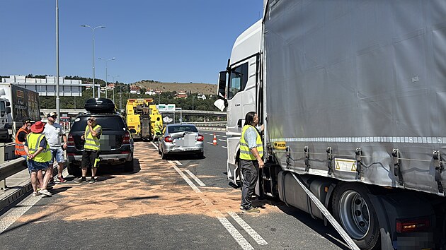 Nehoda kamionu s osobním automobilem blokuje dva ze čtyř pruhů na Barrandovském mostě, řidiči by se proto měli místu vyhnout. (29. července 2026)