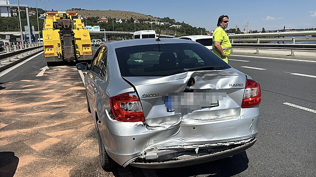 Nehoda kamionu s osobním automobilem blokuje dva ze čtyř pruhů na Barrandovském mostě, řidiči by se proto měli místu vyhnout. (29. července 2026)