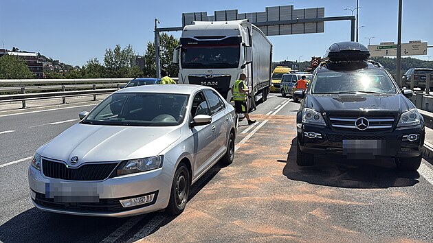 Nehoda kamionu s osobním automobilem blokuje dva ze čtyř pruhů na Barrandovském mostě, řidiči by se proto měli místu vyhnout. (29. července 2026)