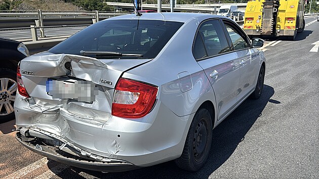 Nehoda kamionu s osobním automobilem blokuje dva ze čtyř pruhů na Barrandovském mostě, řidiči by se proto měli místu vyhnout. (29. července 2026)