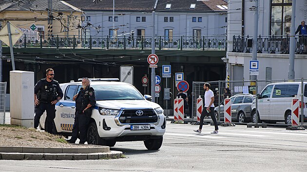 Kvůli pokračující přestavbě parovodu na horkovod je uzavřený přechod mezi brněnským hlavním nádražím a trolejbusovou smyčkou v Benešově ulici. Zatímco většina chodců využívá vyznačenou obchozí trasu, někteří zákaz vstupu ignorují a přes uzavřené místo přecházejí i za přítomnosti hlídky městské policie. (19. července 2026)