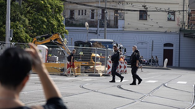 Kvůli pokračující přestavbě parovodu na horkovod je uzavřený přechod mezi brněnským hlavním nádražím a trolejbusovou smyčkou v Benešově ulici. Zatímco většina chodců využívá vyznačenou obchozí trasu, někteří zákaz vstupu ignorují a přes uzavřené místo přecházejí i za přítomnosti hlídky městské policie. (19. července 2026)