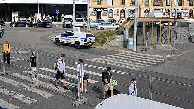 Kvůli pokračující přestavbě parovodu na horkovod je uzavřený přechod mezi brněnským hlavním nádražím a trolejbusovou smyčkou v Benešově ulici. Zatímco většina chodců využívá vyznačenou obchozí trasu, někteří zákaz vstupu ignorují a přes uzavřené místo přecházejí i za přítomnosti hlídky městské policie. (19. července 2026)
