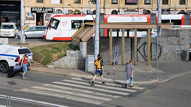 Kvůli pokračující přestavbě parovodu na horkovod je uzavřený přechod mezi brněnským hlavním nádražím a trolejbusovou smyčkou v Benešově ulici. Zatímco většina chodců využívá vyznačenou obchozí trasu, někteří zákaz vstupu ignorují a přes uzavřené místo přecházejí i za přítomnosti hlídky městské policie. (19. července 2026)