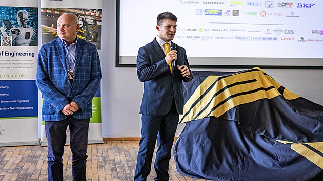 Studenti České zemědělské univerzity představili nový hybridní monopost Python, který váží 225 kilogramů a z nuly na sto zrychlí za méně než čtyři sekundy.