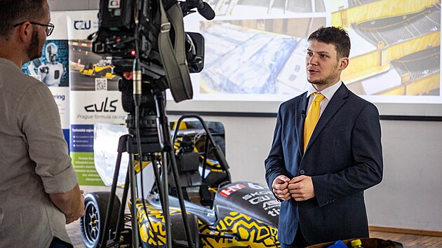 Studenti České zemědělské univerzity představili nový hybridní monopost Python, který váží 225 kilogramů a z nuly na sto zrychlí za méně než čtyři sekundy.