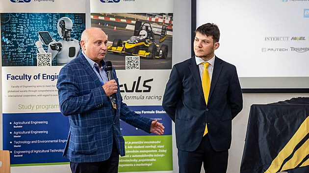 Studenti České zemědělské univerzity představili nový hybridní monopost Python, který váží 225 kilogramů a z nuly na sto zrychlí za méně než čtyři sekundy.